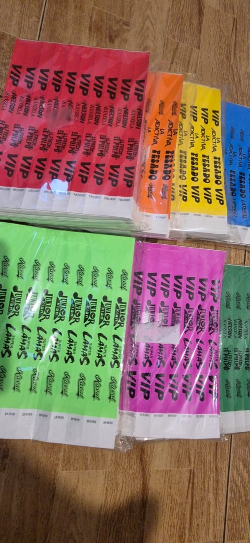 Brazaletes Tyvek VIP multicolor personalizados para control de acceso en eventos