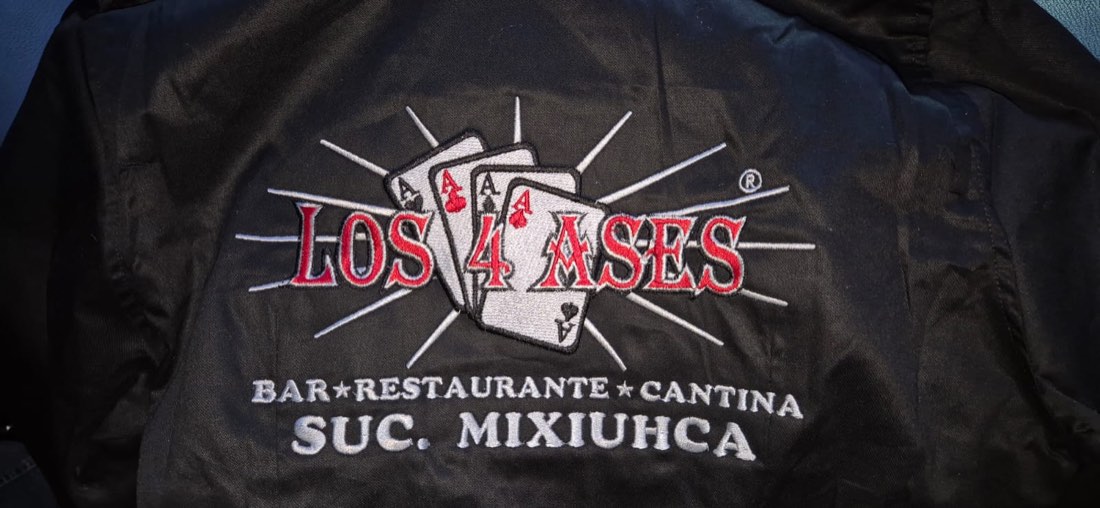 Chamarra negra con logo bordado Los 4 Ases Bar Restaurante Cantina