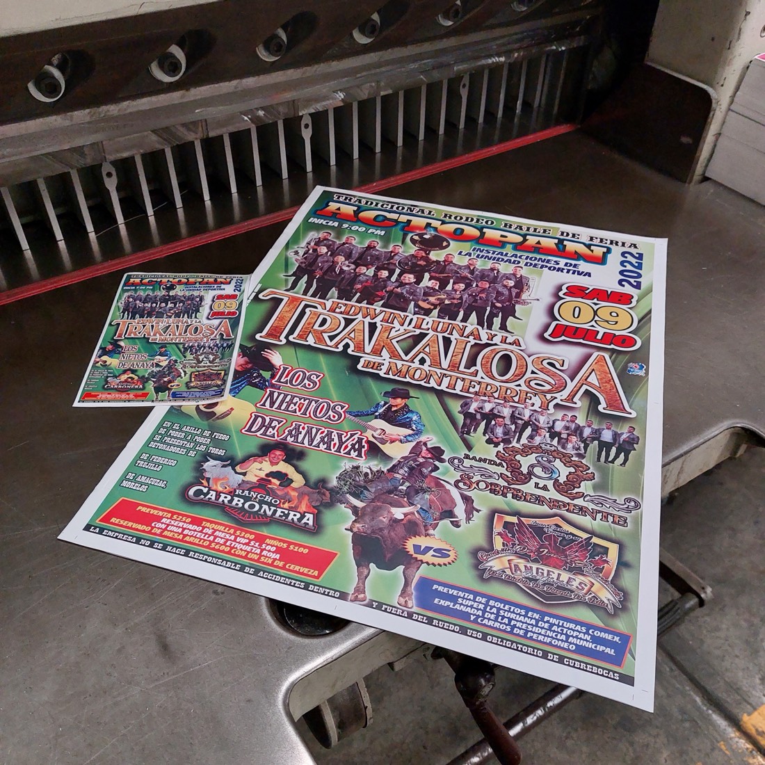 Póster de rodeo baile en gran formato junto a su flyer a escala